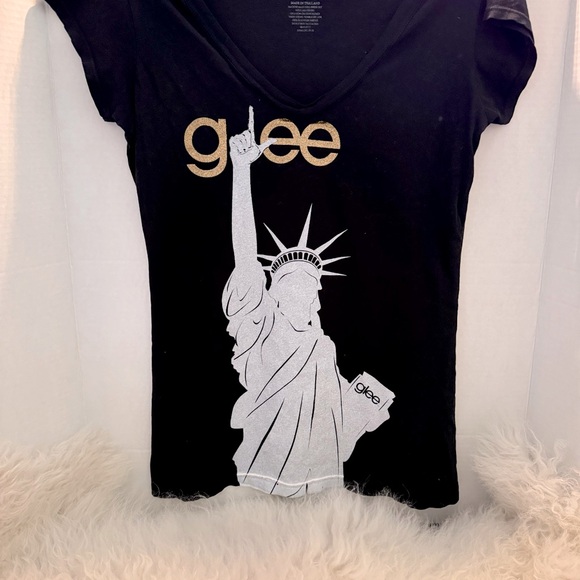 Authentic Glee T-shirt - the New York episodes. Rare. Excellent condition. - Picture 1 of 2